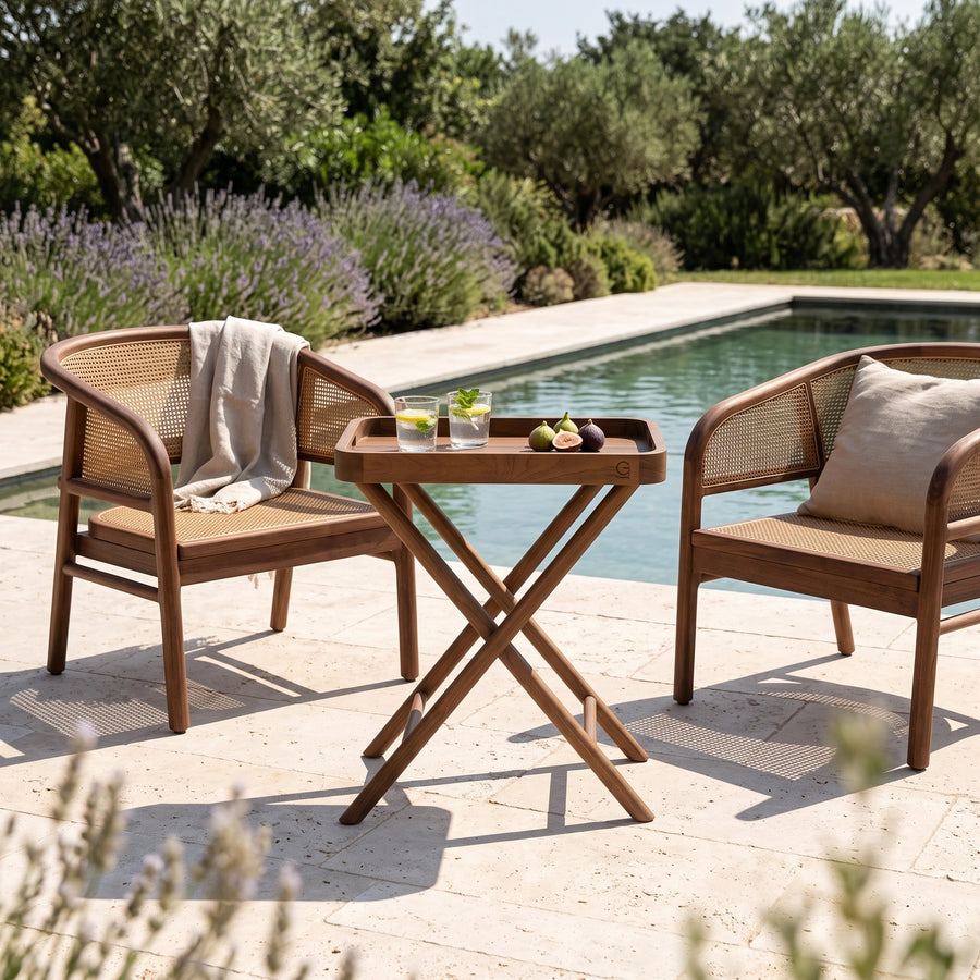 Tabletttisch James Teak Emas Brown Large von Gommaire, Teak Emas Brown, 65 × 45 × H 80 cm, zwischen Outdoor Sesseln Imen am Pool