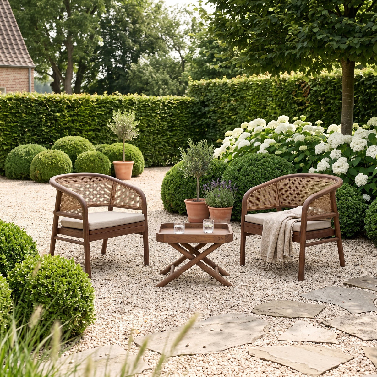 Tabletttisch James Teak Emas Brown Small von Gommaire, Teak Emas Brown, 55 × 35 × H 40 cm, zwischen Outdoor Sesseln Imen im Kiesgarten