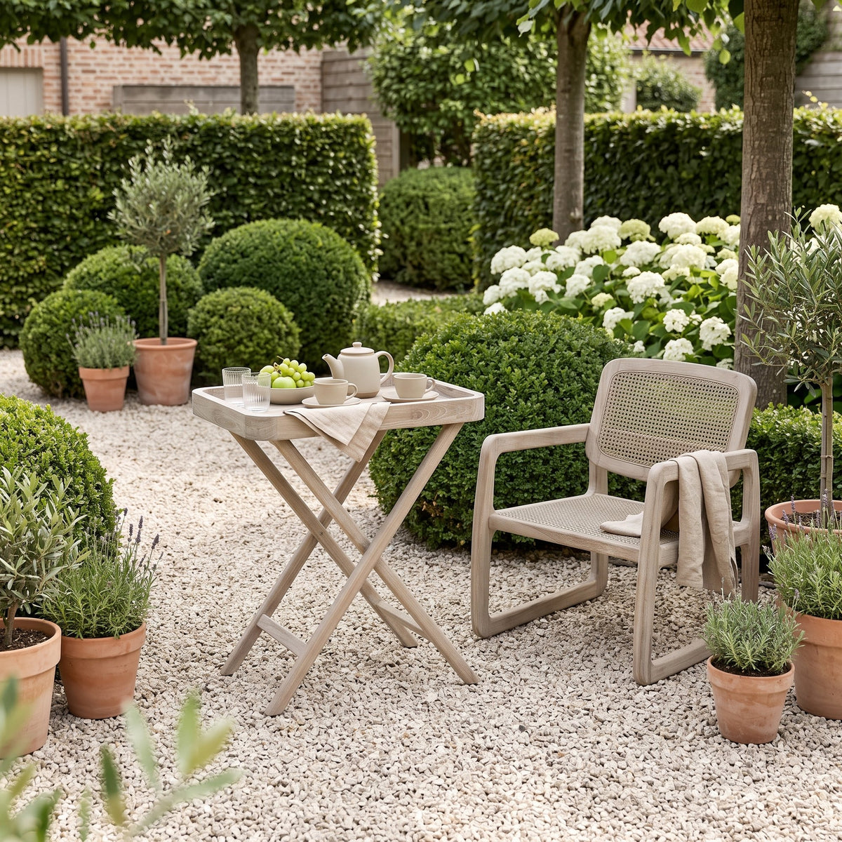 Tabletttisch James Teak Natural Grey Large von Gommaire, Teak Natural Grey, 65 × 45 × H 80 cm, neben dem Loungesessel Sally Open Weave im Kiesgarten