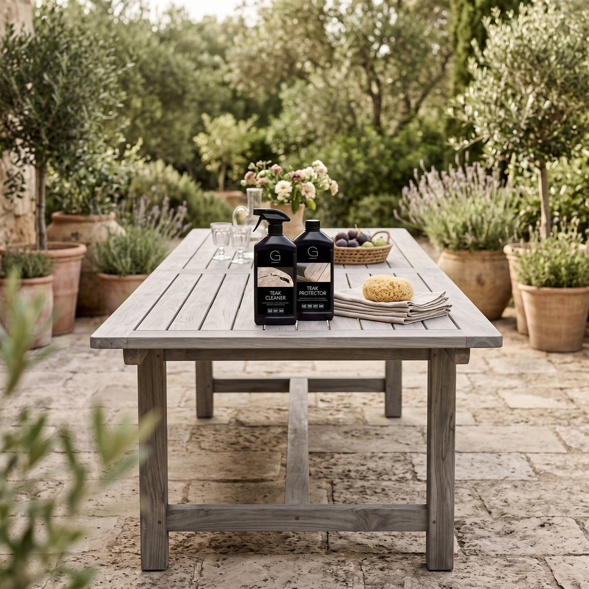 Teak Pflegeset Starterkit Natural Grey von Gommaire, Teak Cleaner und Teak Protector, je 1 Liter, 2 × 1 Liter, auf dem Outdoor Esstisch Jacoba im Garten