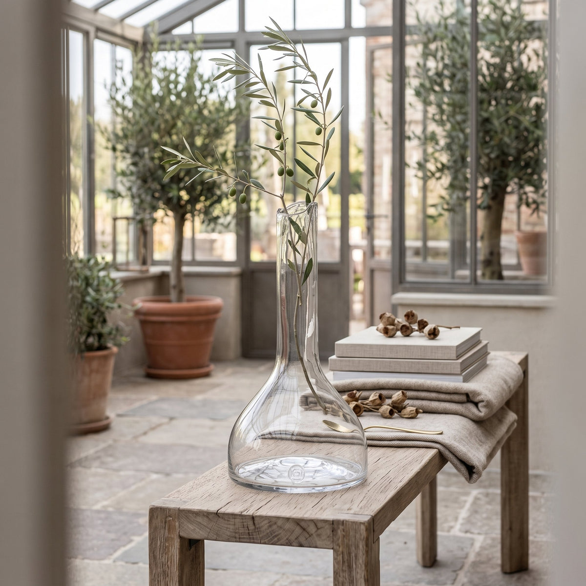 Vase Cristina Klarglas Small von Gommaire, Klarglas, Ø 28 × H 55 cm, Nahaufnahme im Wintergarten, auf der Konsole Archie