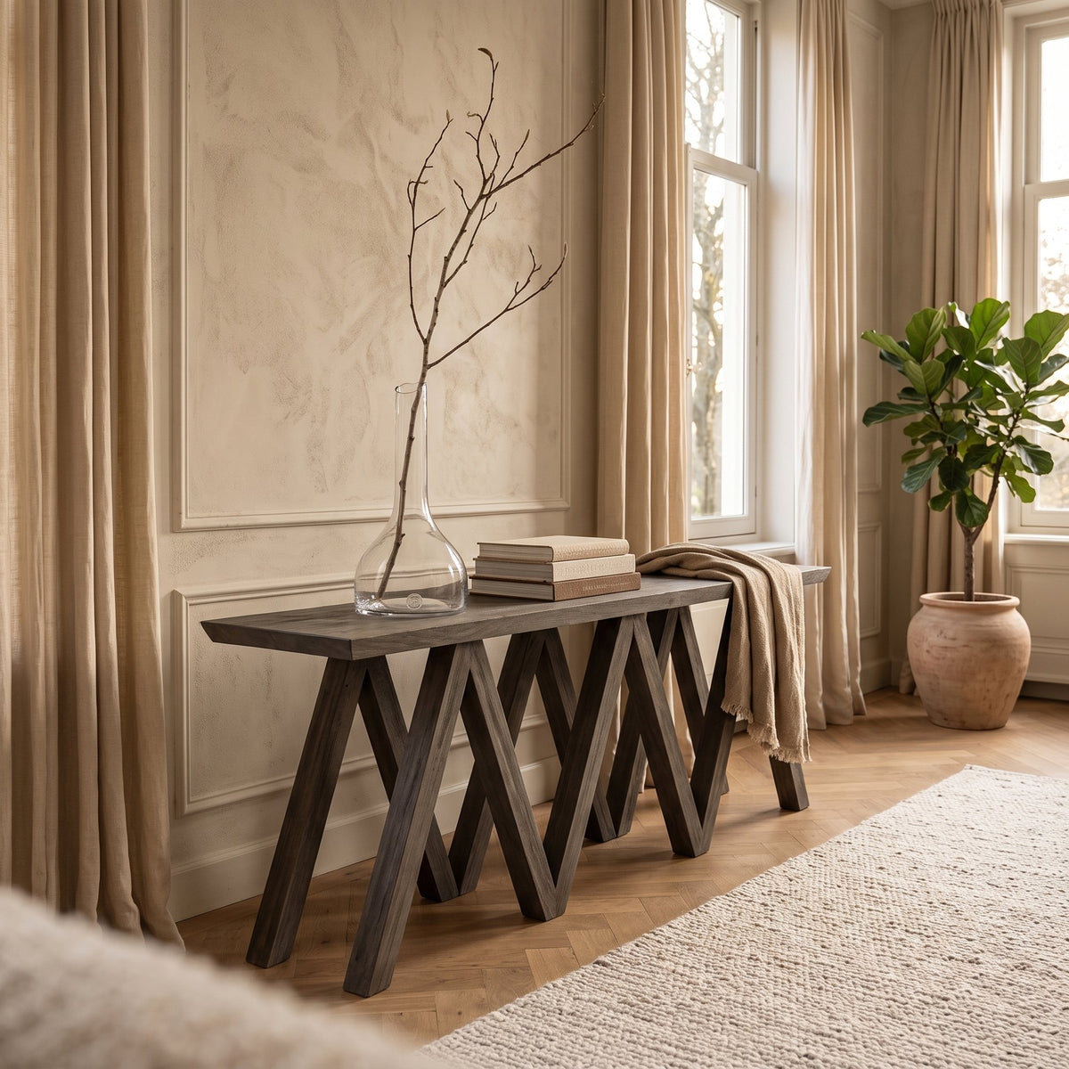 Vase Cristina Klarglas Small von Gommaire, Klarglas, Ø 28 × H 55 cm, Interiorbild im Altbau-Wohnzimmer, auf der Konsole Christo