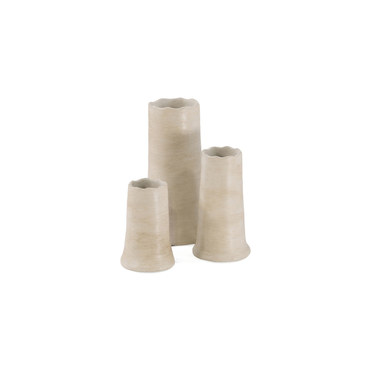 Vase Nikki Terracotta Elfenbein Large von Gommaire, Terracotta Elfenbein, Ø 22,5 × H 45 cm, Freisteller, Small und Large nebeneinander