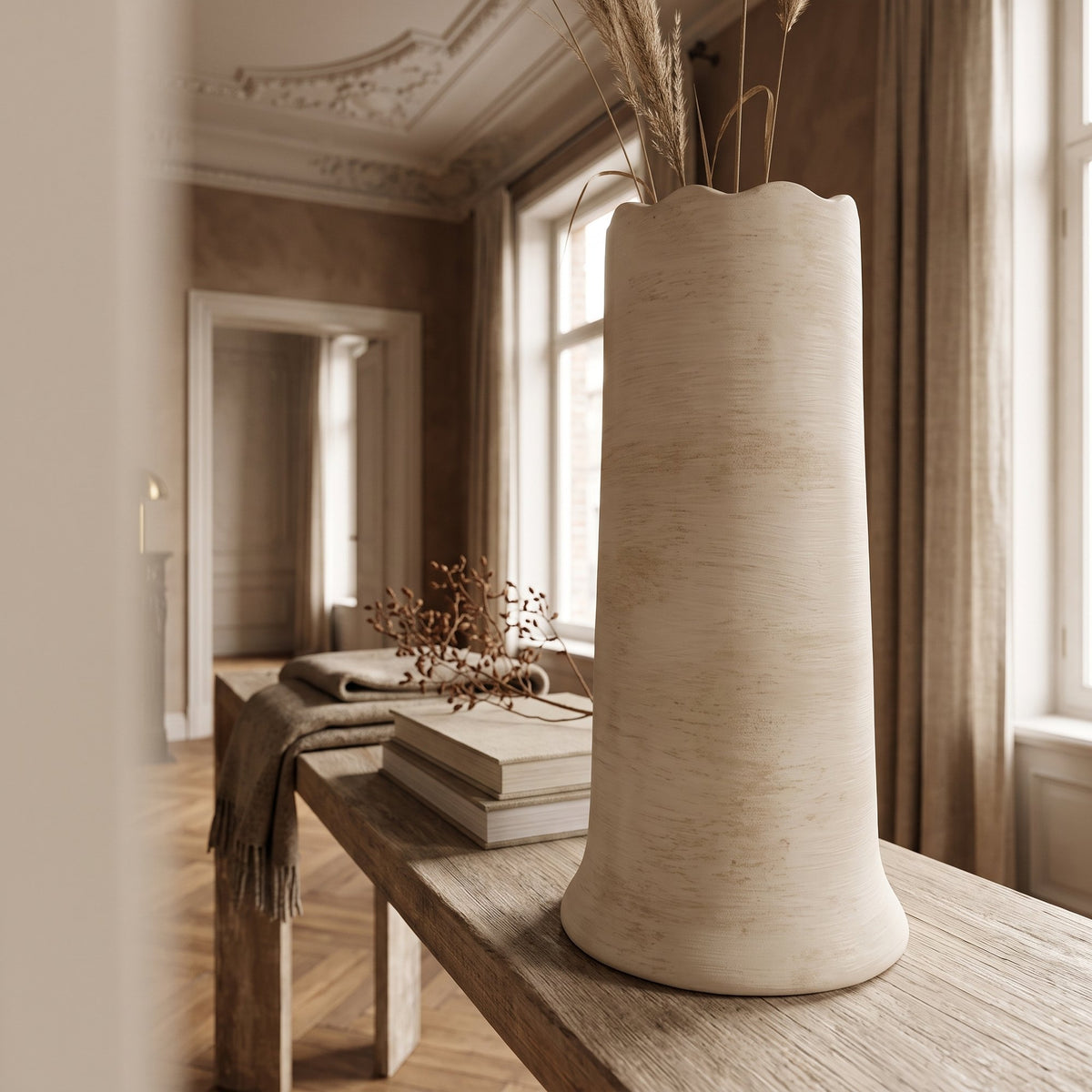 Vase Nikki Terracotta Elfenbein Medium von Gommaire, Terracotta Elfenbein, Ø 18 × H 33,5 cm, Nahaufnahme im Altbau-Wohnzimmer, auf der Konsole Archie
