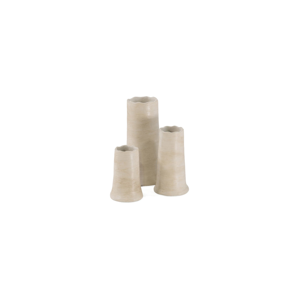 Vase Nikki Terracotta Elfenbein Small von Gommaire, Terracotta Elfenbein, Ø 16,5 × H 25,5 cm, Freisteller, Small und Large nebeneinander