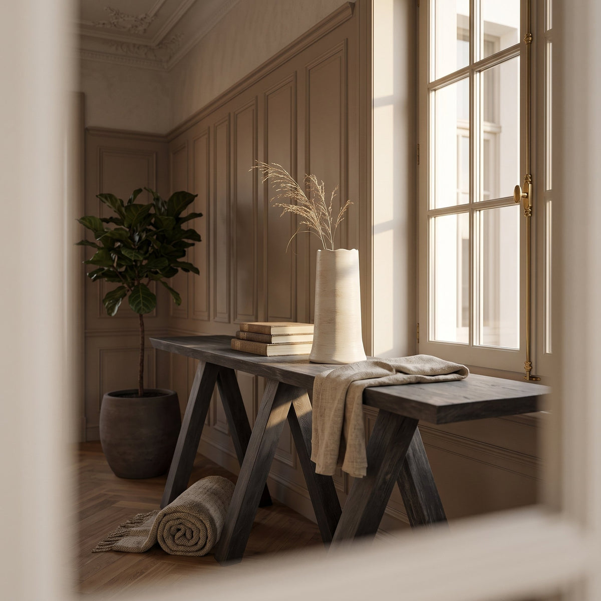 Vase Nikki Terracotta Elfenbein Small von Gommaire, Terracotta Elfenbein, Ø 16,5 × H 25,5 cm, Interiorbild in der Eingangshalle, auf der Konsole Christo