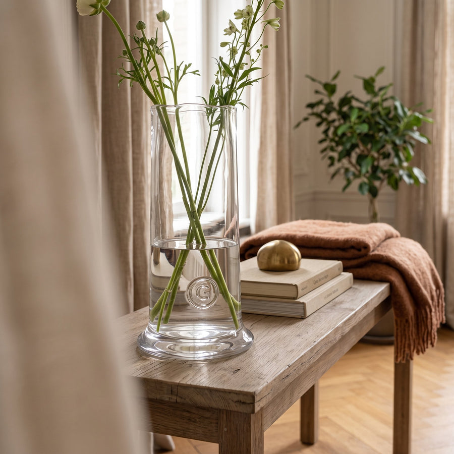 Vase Nikky Klarglas Small von Gommaire, Klarglas, Ø 16,5 × H 35 cm, Nahaufnahme im Altbau-Wohnzimmer, auf der Konsole Archie