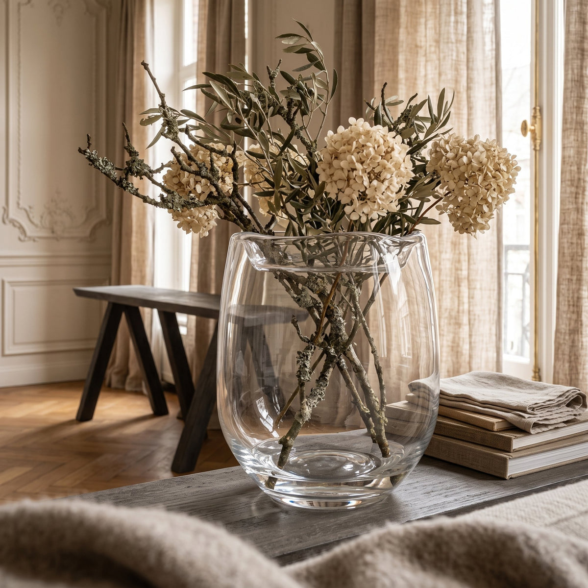 Vase Saffron Klarglas Small von Gommaire, Klarglas, Ø 29 × H 30 cm, Nahaufnahme im Altbau-Wohnzimmer, auf der Konsole Christo