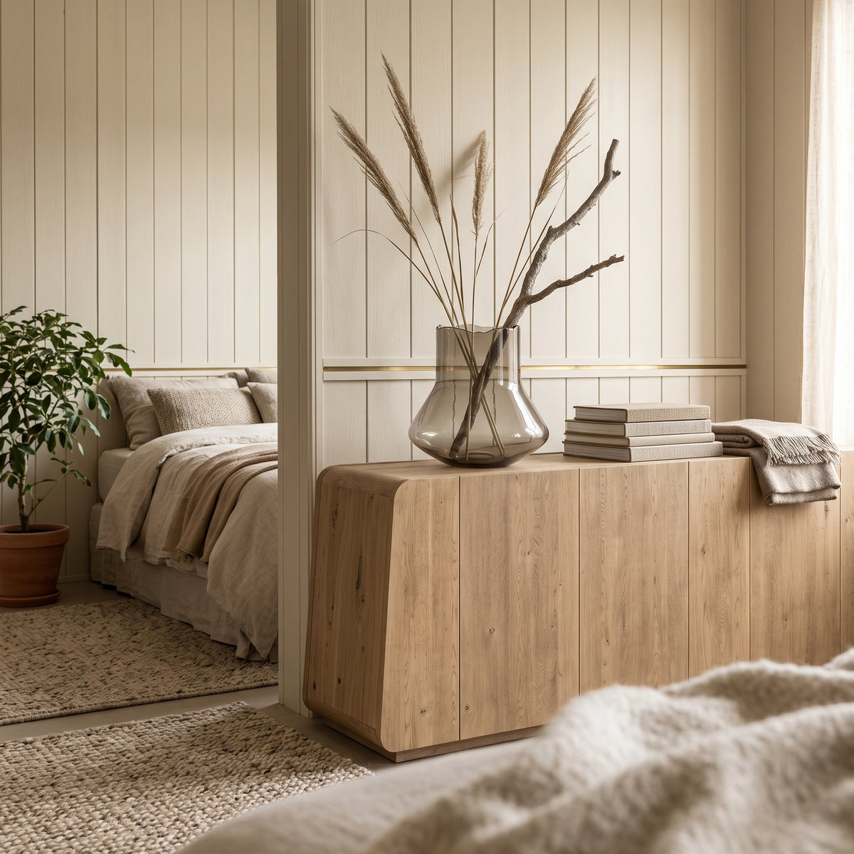 Vase Stella Karamellglas Small von Gommaire, Karamellglas, Ø 38,5 × H 32 cm, Interiorbild im Schlafzimmer, auf dem Sideboard Vincent