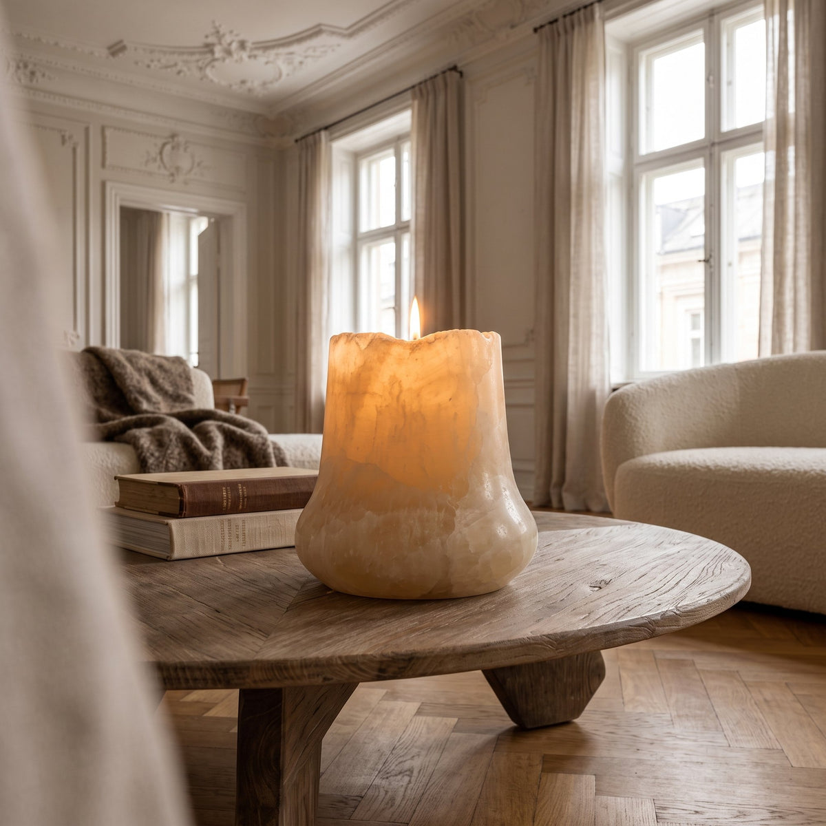 Windlicht Beckley Onyx von Gommaire, Onyx, Ø 18,3 × H 20 cm, Nahaufnahme im Altbau-Wohnzimmer, auf dem Couchtisch Day