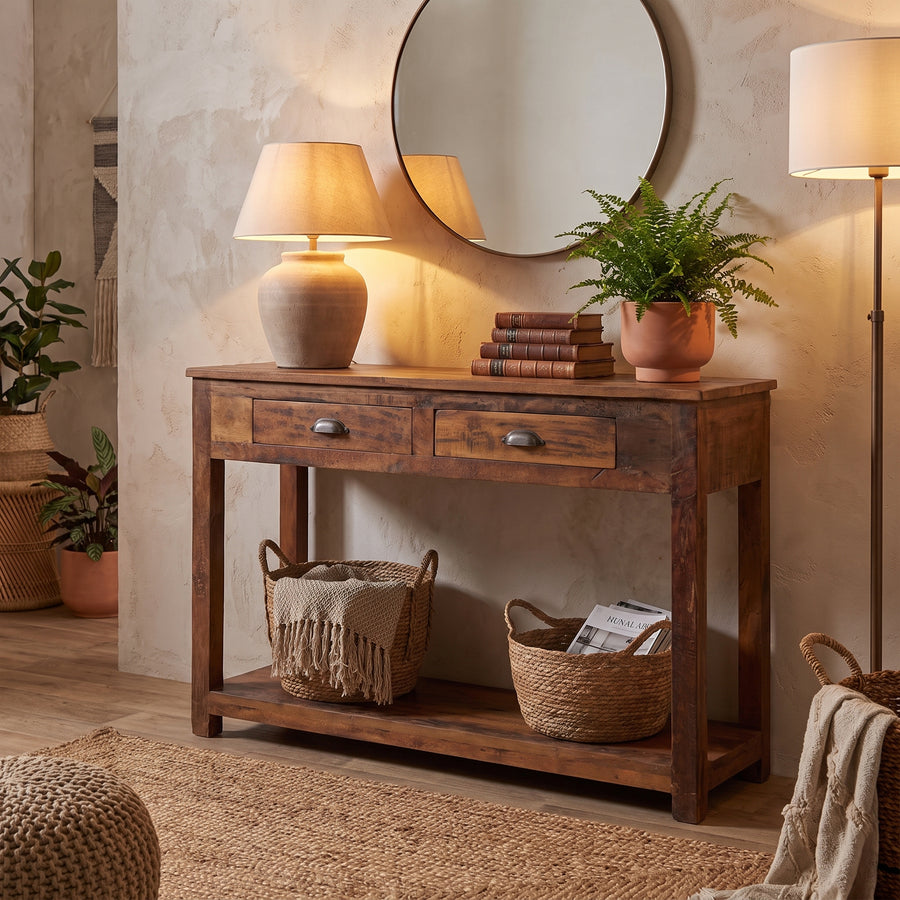 Konsolentisch aus recyceltem Massivholz mit zwei Schubladen und Metallgriffen, dekoriert mit Lampe, Vase und Büchern in einem warmen Wohnambiente.