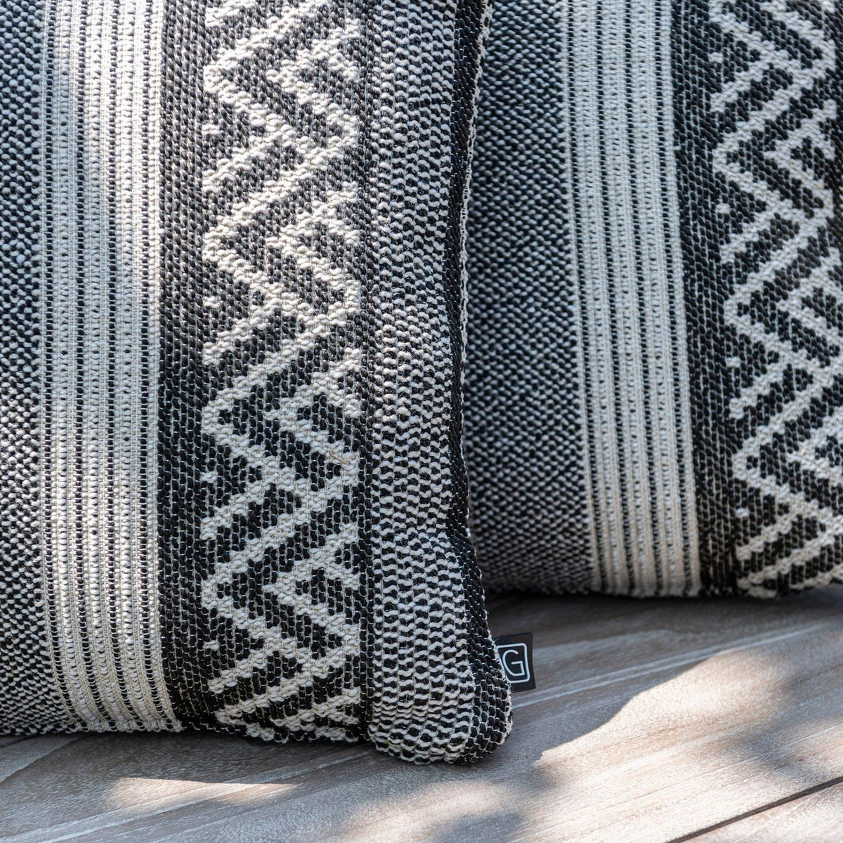 Outdoor-Dekokissen 55 × 55 cm von Gommaire, gemusterte Outdoor-Stoffe im Detail
