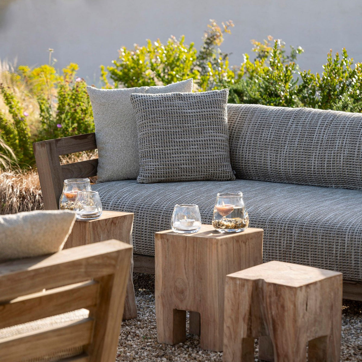 Outdoor-Dekokissen 60 × 40 cm von Gommaire auf einem Outdoor-Sofa im Kiesgarten