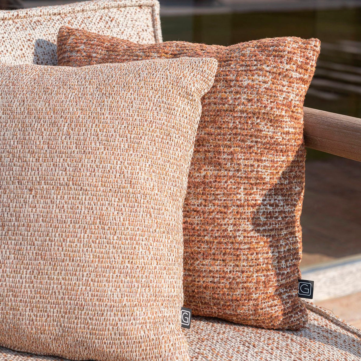 Outdoor-Dekokissen 60 × 60 cm von Gommaire, zwei Kissen in Outdoor-Strukturstoffen