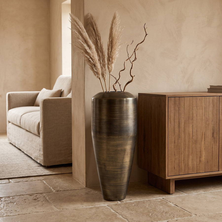 Bodenvase Micheal Gunmetal 85 cm im Wohnraum