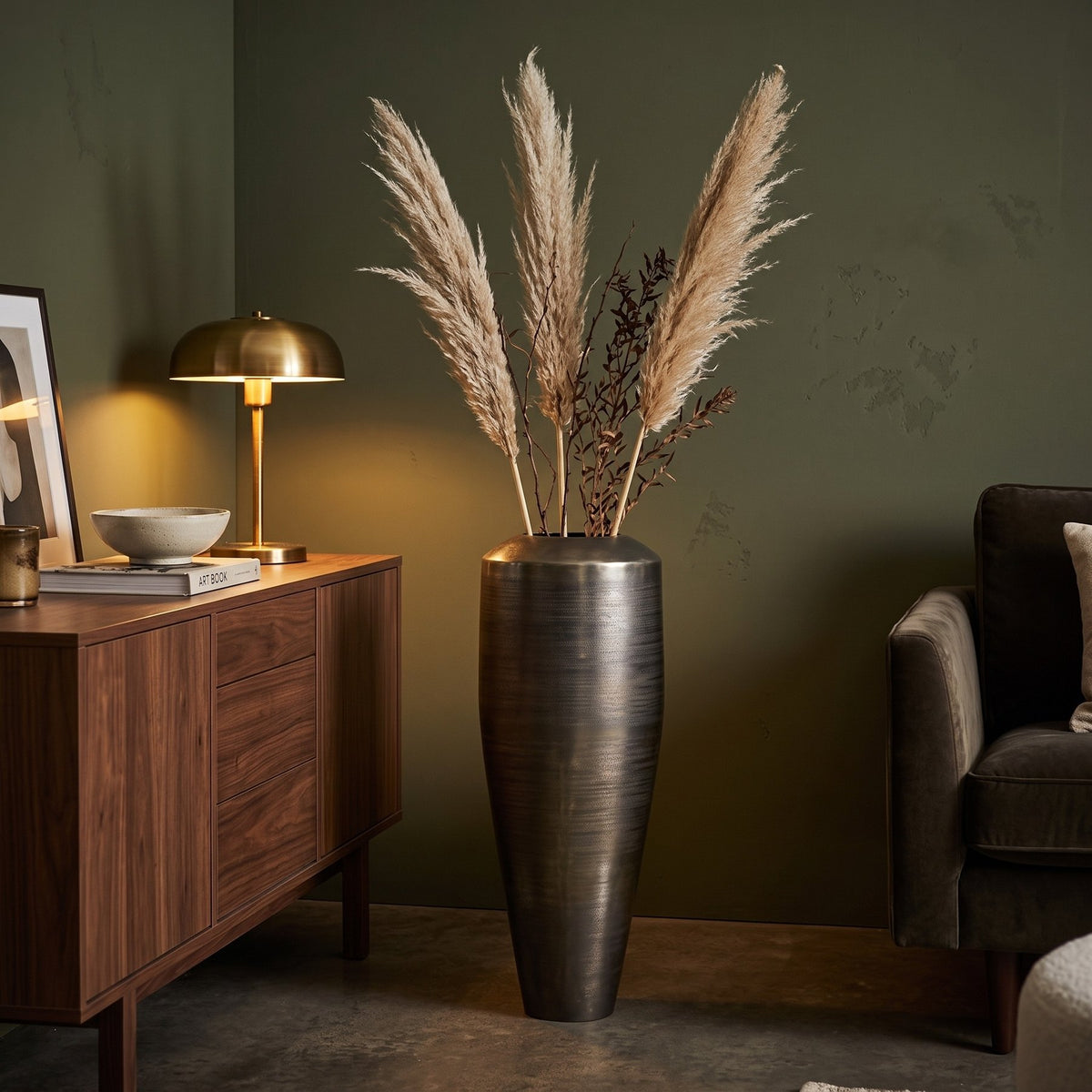 Bodenvase Micheal Gunmetal 99 cm im Wohnraum