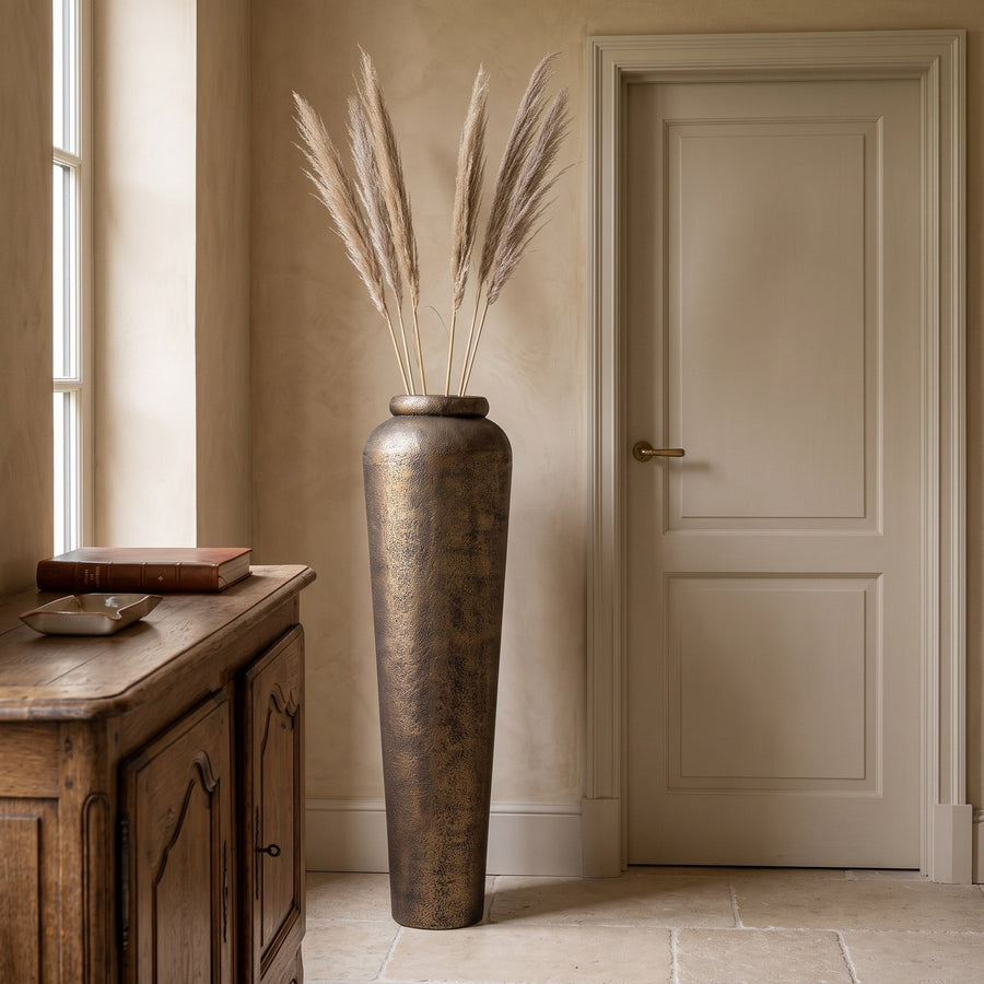Bodenvase Zavir Gold antik 173 cm in einem hohen Eingangsbereich