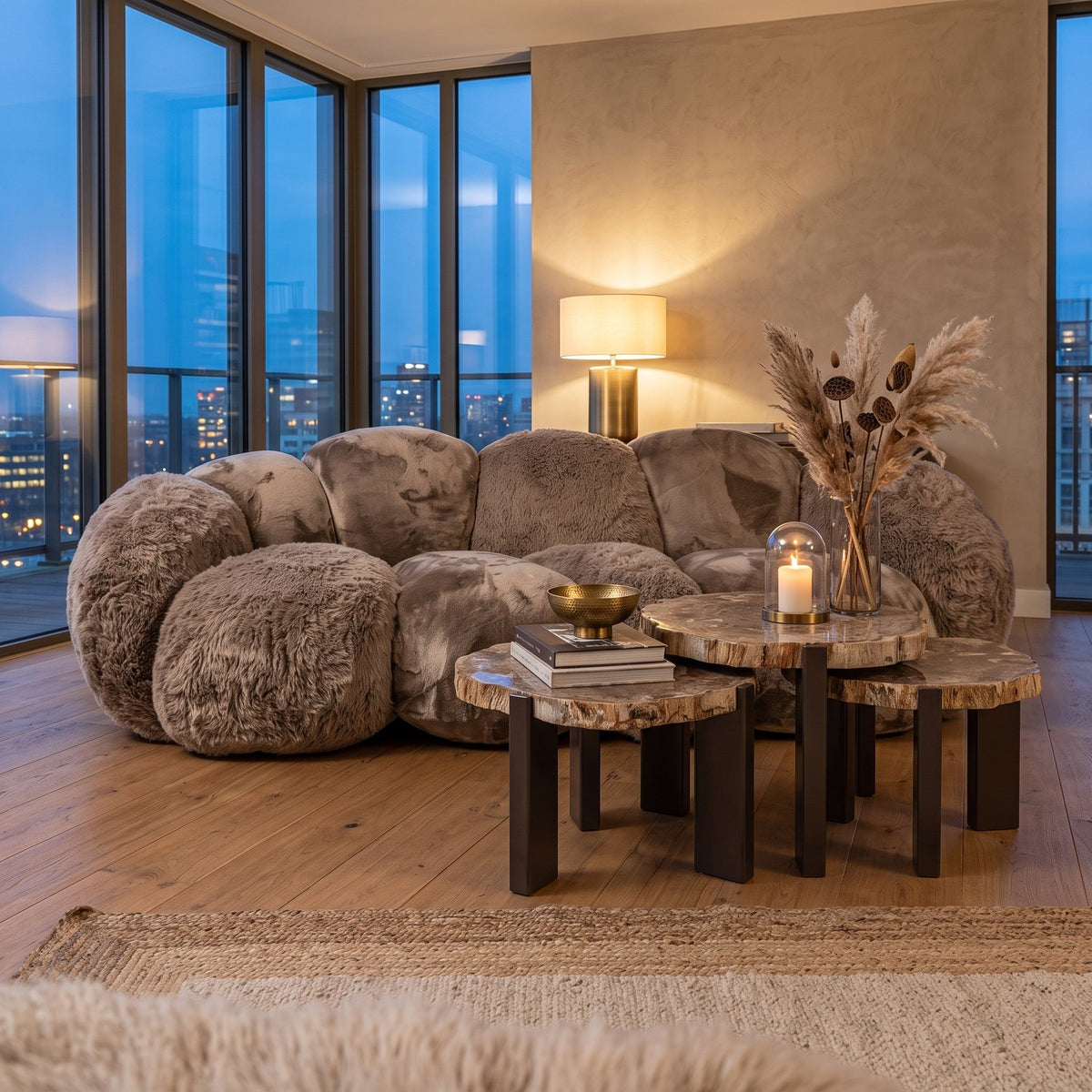 Curvae Sofa Lush von PTMD in Taupe, 233 × 109 cm, im Penthouse-Wohnzimmer
