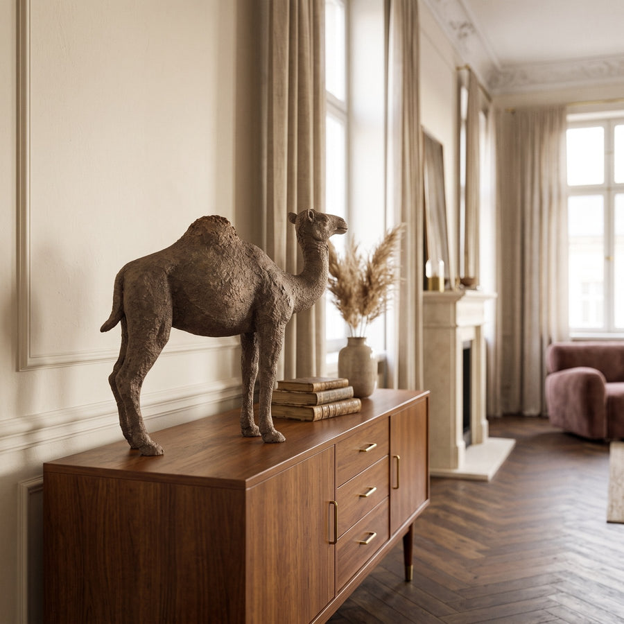 Dekofigur Dromedar Amaleah Braun 54 cm auf einem Sideboard