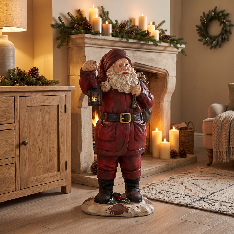 Weihnachtsmann Jolly mit Sack zwischen Tannen