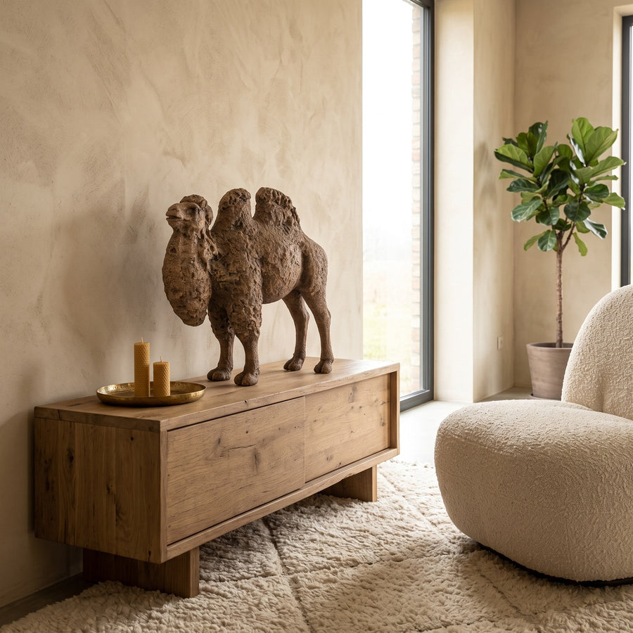 Dekofigur Kamel Amaleah Braun 55 cm auf einem Sideboard