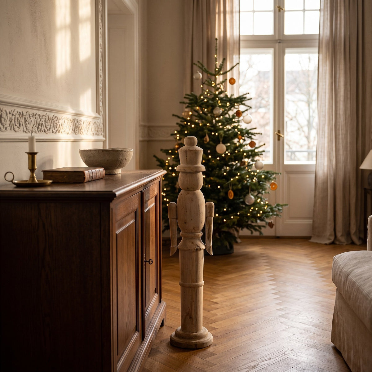 Nussknacker Marya aus Mangoholz, 60 cm, im Wohnraum