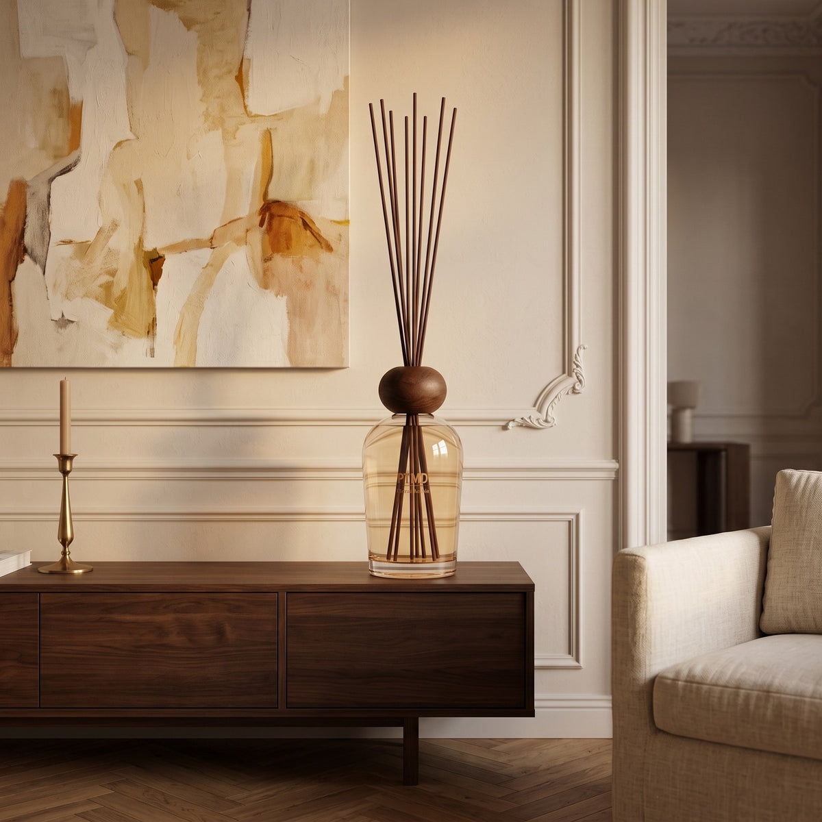 Großer Diffuser PTMD Signature Floral Arabia 2 L auf einem Sideboard im Wohnzimmer