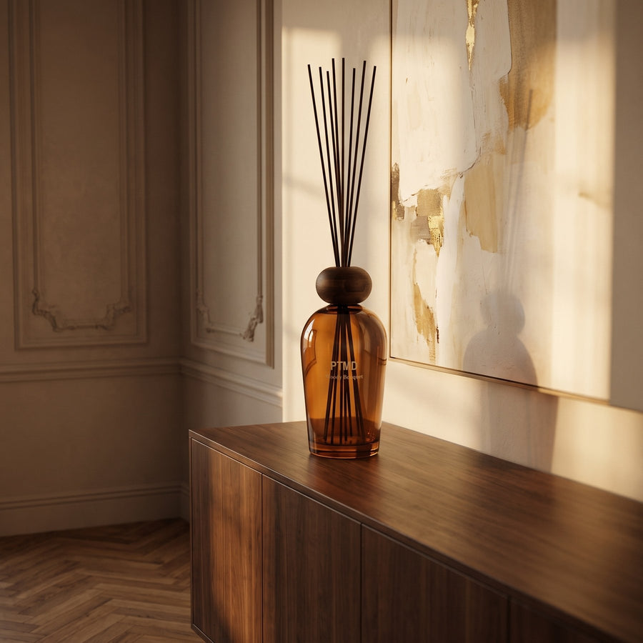Duftstäbchen PTMD Signature Woody Bouquet 2 L auf einem Sideboard im Wohnzimmer