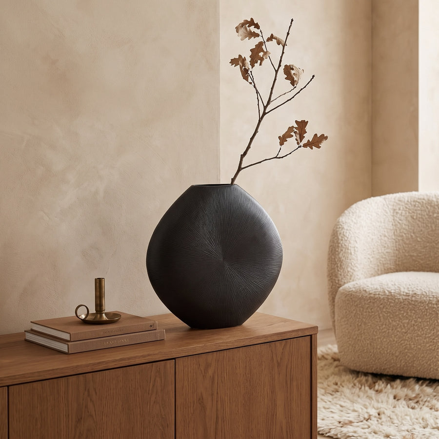 Flachvase Tiro Schwarz 56 cm auf einem Sideboard