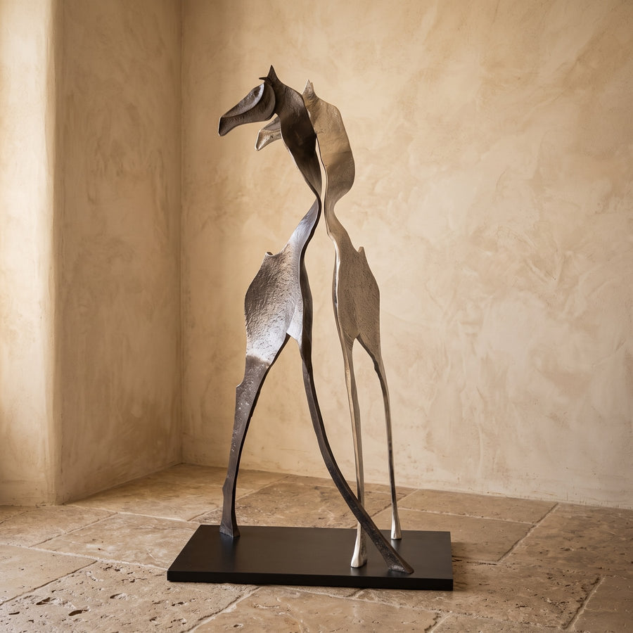 Giraffenskulptur Skye Silber-Schwarz 170 cm in einer Raumecke