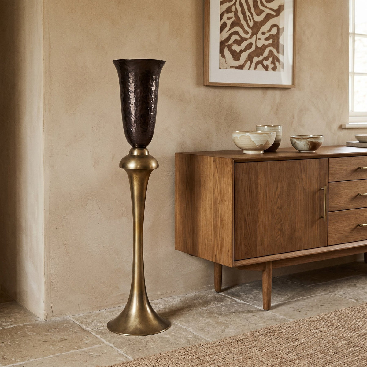 Kelchvase Lysse Dunkelbraun 109 cm im Wohnraum