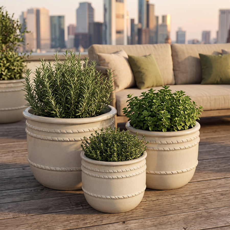 Pflanzkübel-Set Lilliah Creme 3-teilig 40 cm mit Pflanzen auf der Terrasse