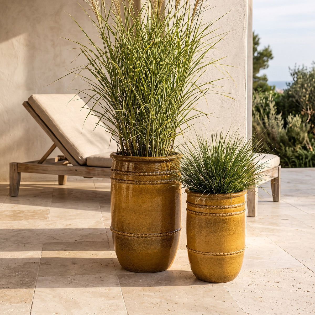 Pflanzkübel-Set Lilliah Ocker 2-teilig 79 cm mit Pflanzen auf der Terrasse