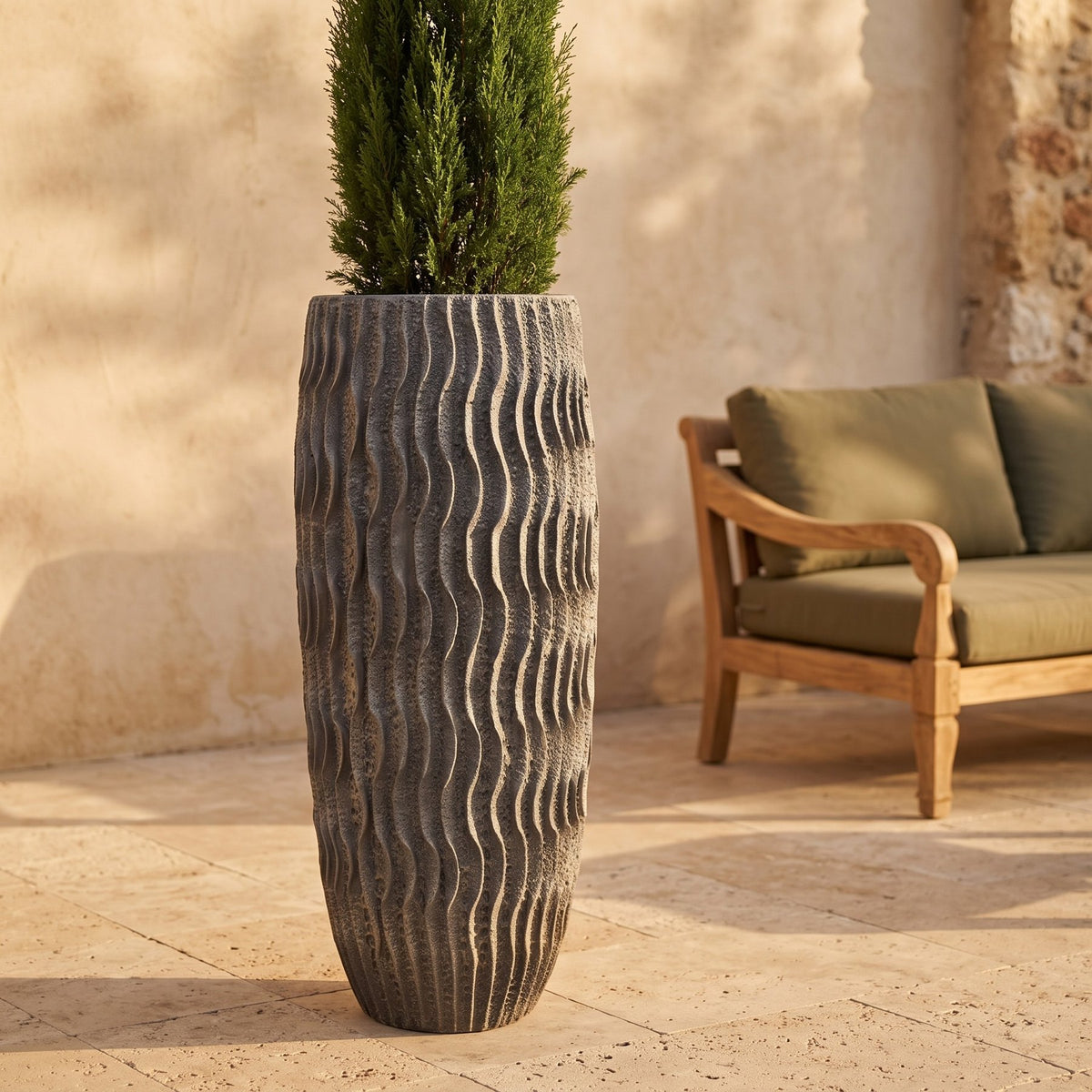 Pflanzkübel Vanesia Anthrazit 180 cm auf der Terrasse