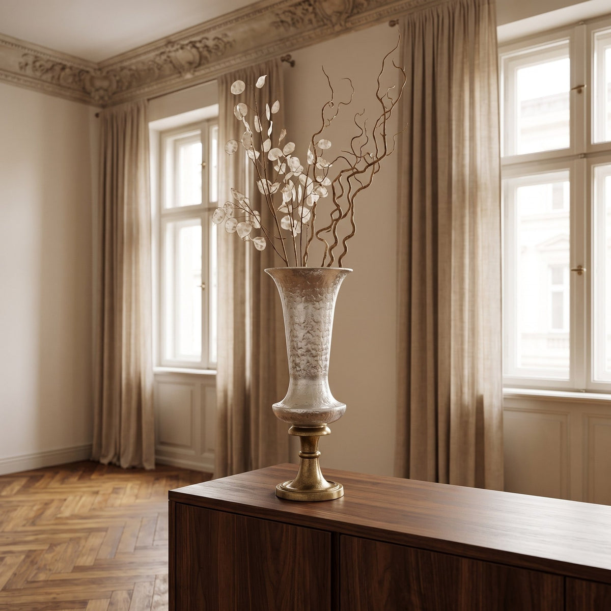 Pokalvase Lysse Weiß 61 cm im Wohnraum