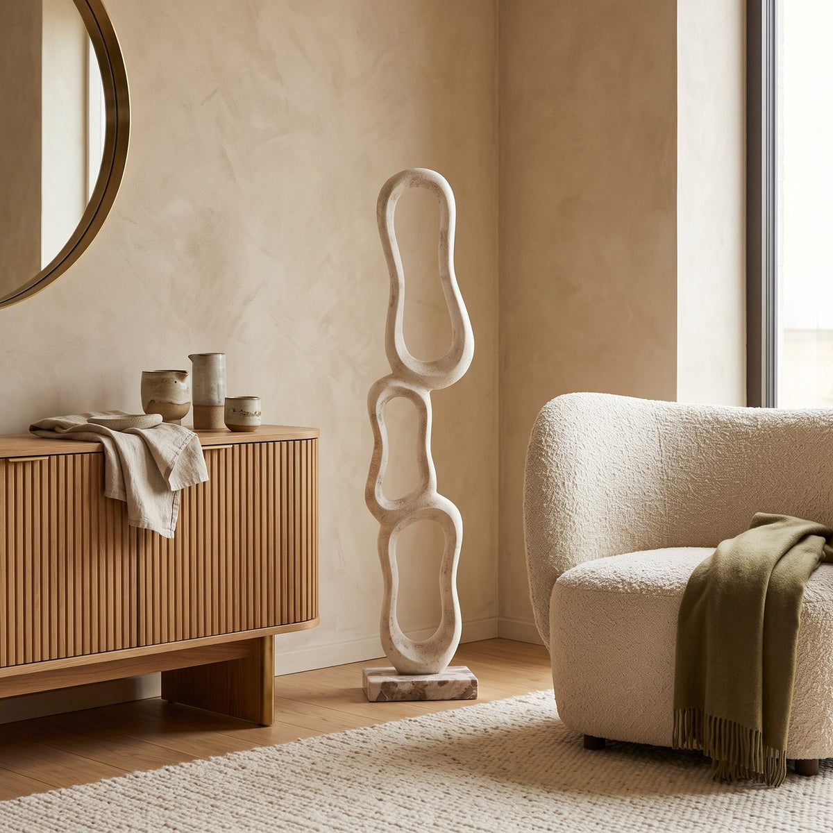 Skulptur Camare Beige 123 cm im Wohnraum