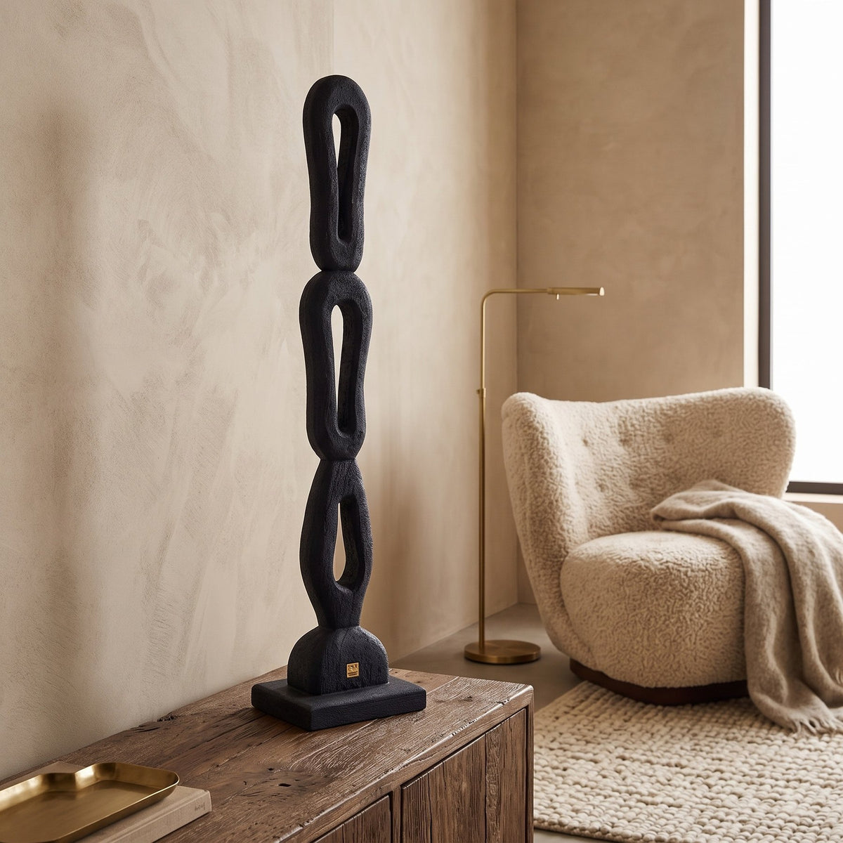 Skulptur Rhyce Schwarz 98 cm im Wohnraum