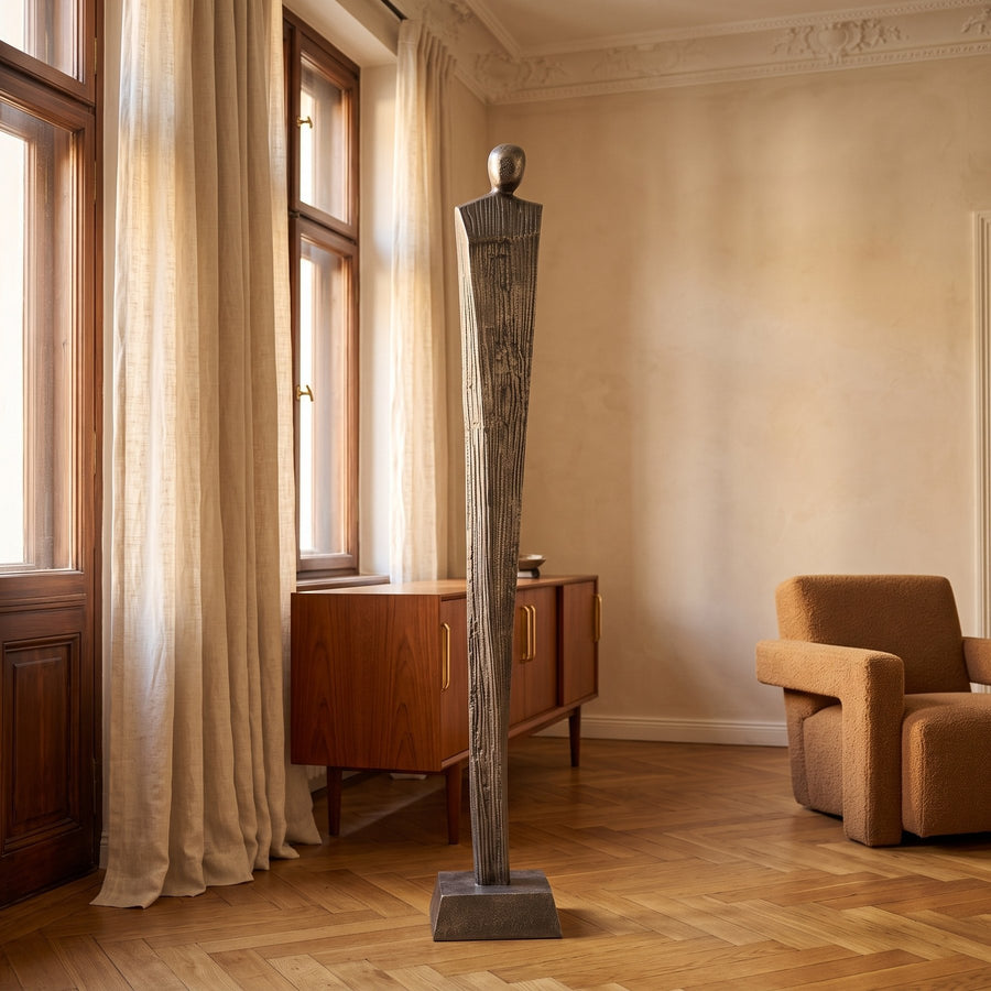 Skulptur Symon Gunmetal 103 cm im Wohnraum