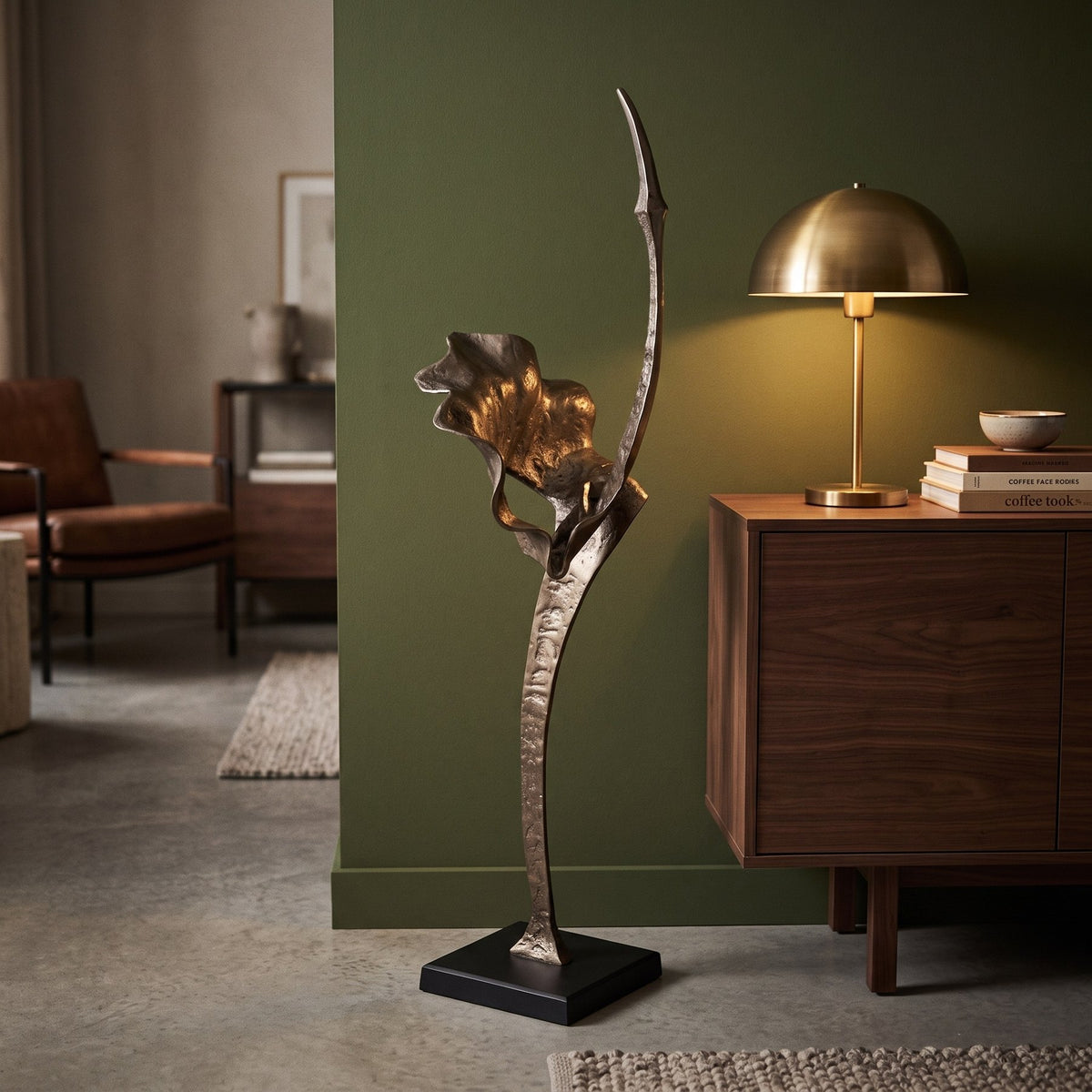 Skulptur Yobie Bronze 124 cm im Wohnraum
