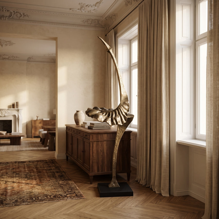 Skulptur Yobie Gold antik 115 cm im Wohnraum