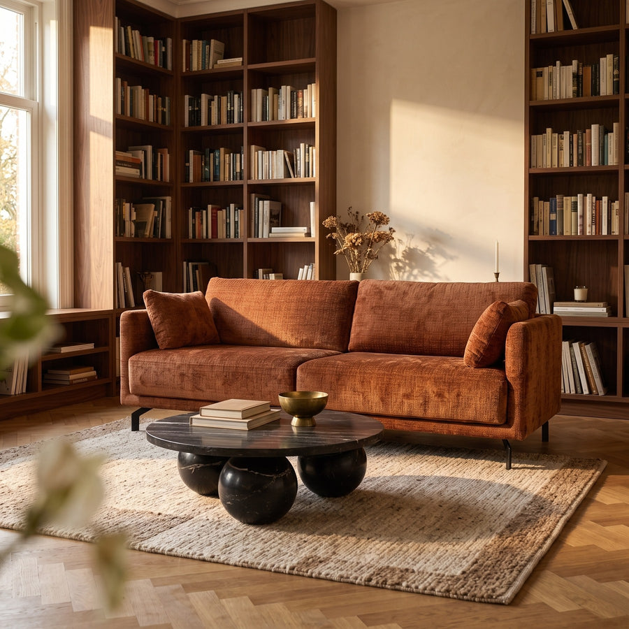 Sofa New Formia 3,5-Sitzer von PTMD in Rost, 226 × 100 cm, in der Bibliothek
