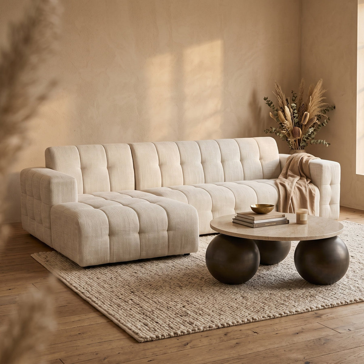 Sofa Palermo mit Chaiselongue links von PTMD in Ivory, 280 × 172 cm, im Wohnzimmer