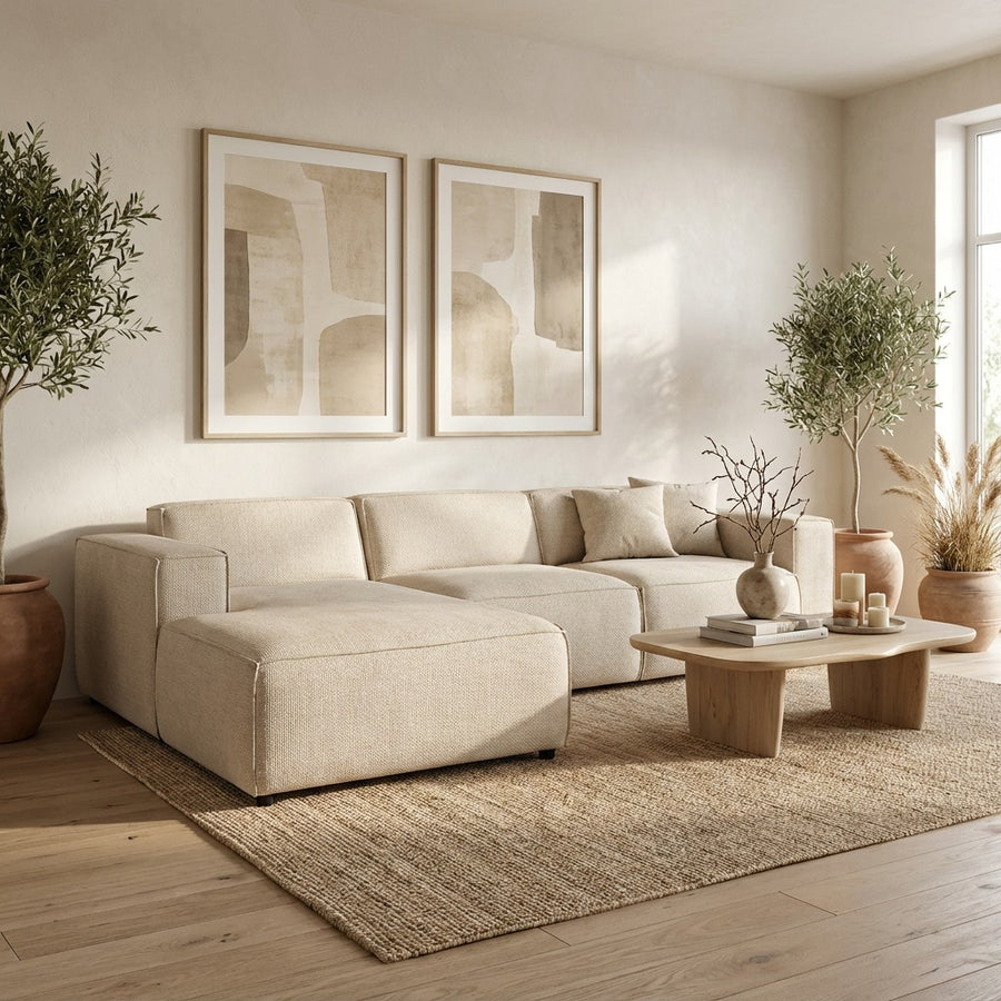 Sofa Trapani mit Chaiselongue links von PTMD in hellem Stoff im Wohnzimmer