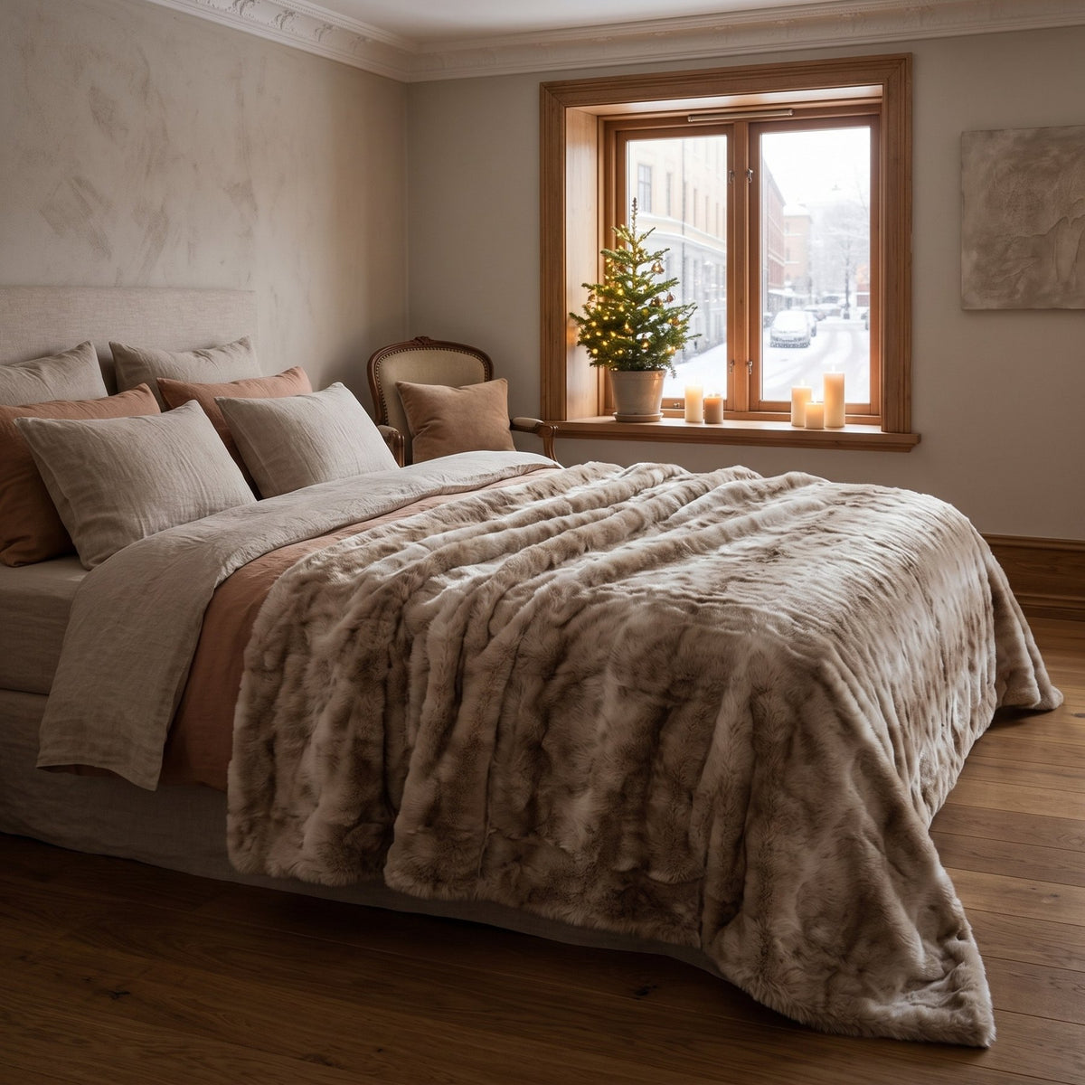 Tagesdecke Linde aus Webpelz in Beige, gefaltet