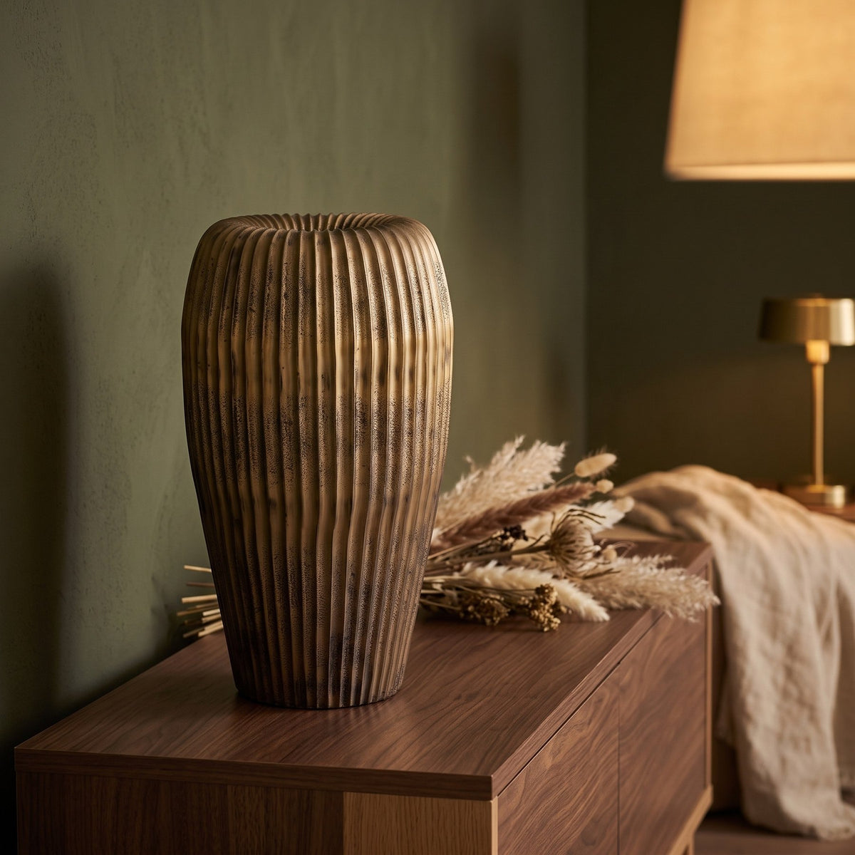 Vase Russel Gold 50 cm im Wohnraum
