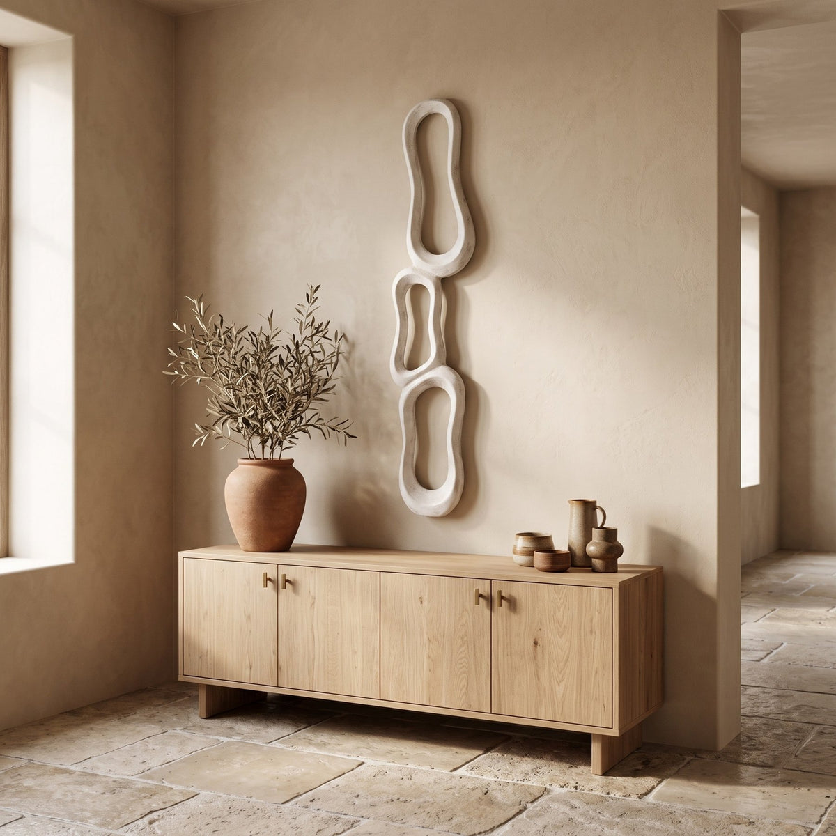 Wandskulptur Camare Beige 117 cm über einem Sideboard