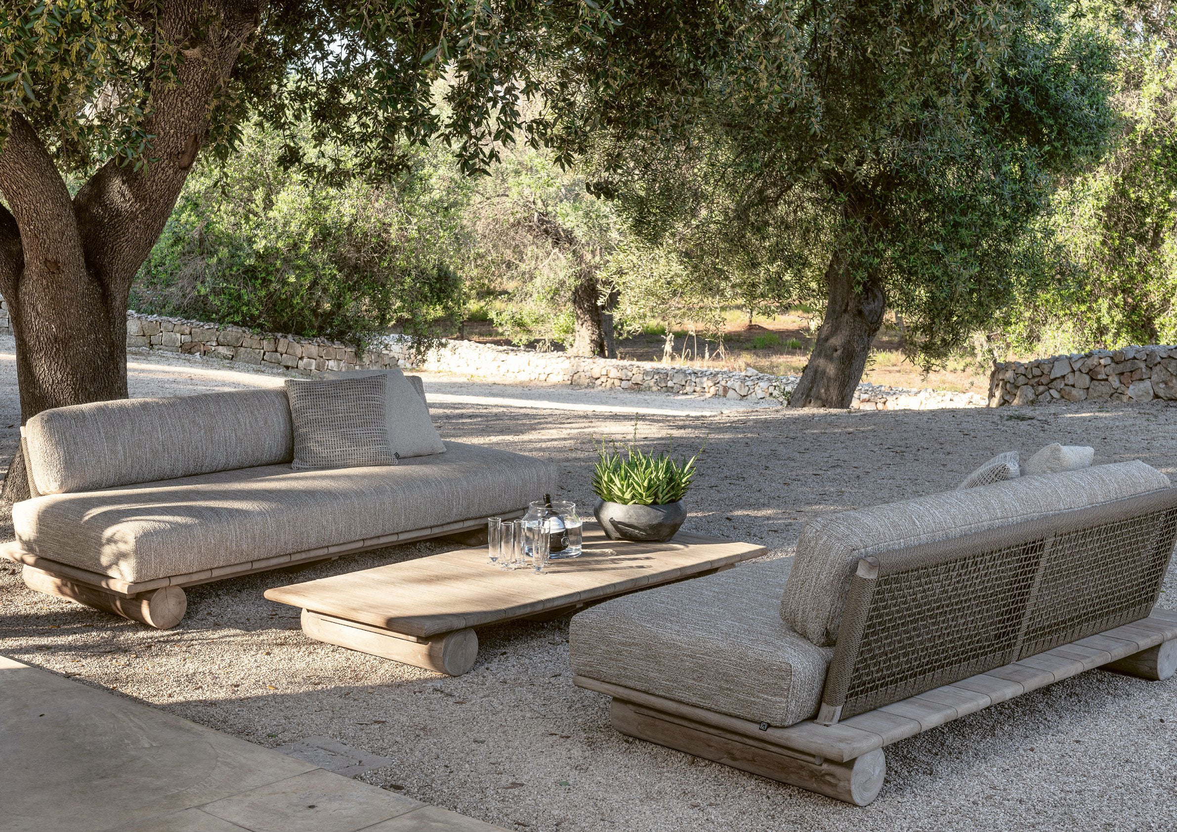 Gommaire Outdoor-Sofa Edge mit Couchtisch Edge aus massiven Teakholz | Gommaire bei STUFF Shop aufen