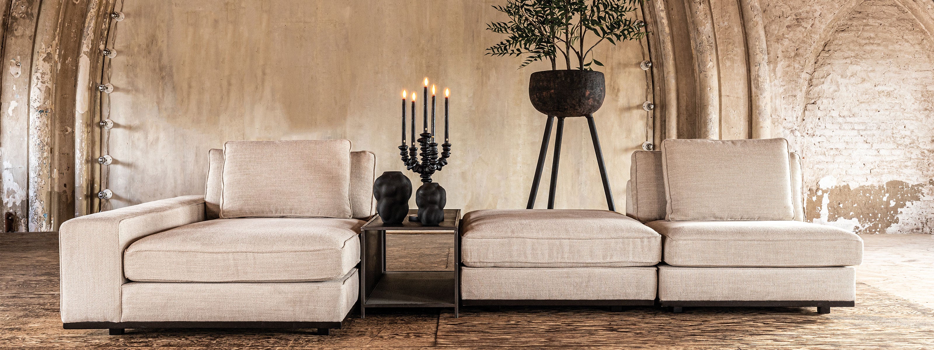 Beiges Lounge Sofa aus der Gommaire Organic Living Kollektion mit modernem Design, präsentiert im STUFF Shop