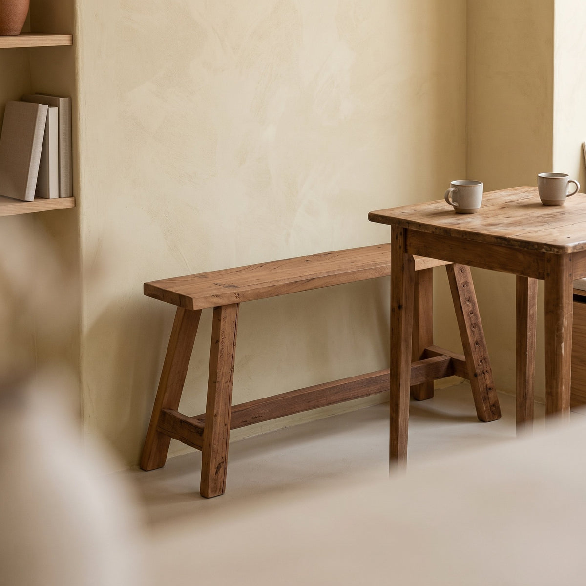 Bank Grainwood schmal aus recyceltem Altholz | Interiorbild Gastronomie | STUFF Loft