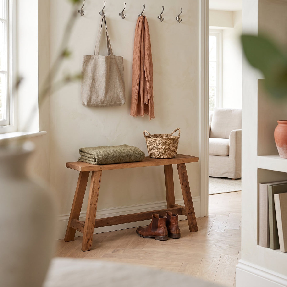 Bank Grainwood schmal aus recyceltem Altholz | Interiorbild Flur | STUFF Loft
